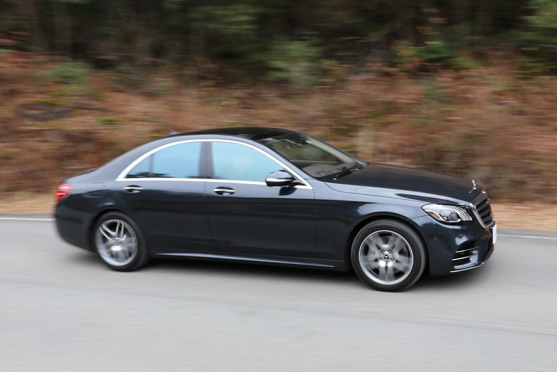 270kW(367ps)の最高出力に500Nmを発生する2996ccV6エンジンに後輪駆動の組合せ