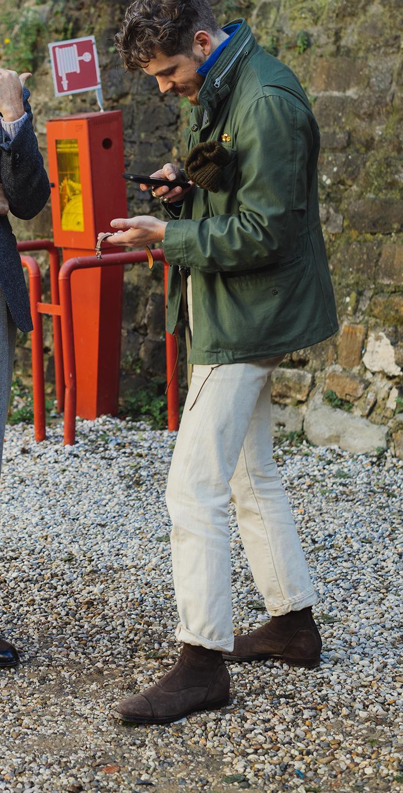 お洒落なイタリアオトコにこよなく愛されているミリタリーブルゾンといえば、M-65。カジュアルでの着こなしはもちろん、ドレスな感じでキレイ目に着ることもできるのです。そんな着こなしの見本的な方。ブルーのシャツに白パン、足元はスエード靴を合わせて、ジャケット感覚で。パンツが細すぎず、かつ真っ白でないところが、いまどきです。