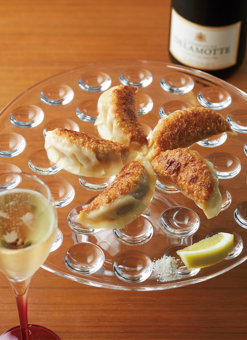 シャンパン、餃子、カラアゲはすべて自分の好きなものを組み合わせただけ。でも、餃子の酢醤油ダレはシャンパンと合わないので塩とレモンで味付けし、皮だけでも40種類食べ比べるなど、常に研究は怠らず、進化させています。