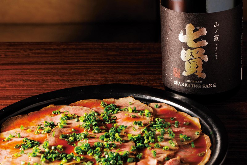 極薄の「ローストビーフ」は、卵黄ダレと「七賢スパークリング 山ノ霞」の乳酸のミルキーな旨みが◎。