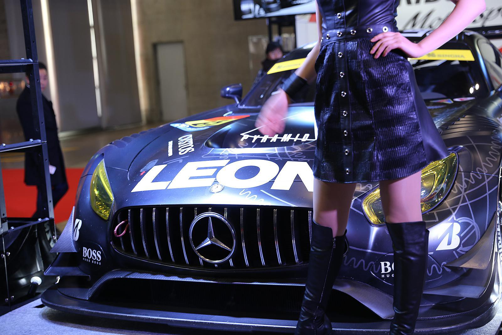 ブリヂストンのブースに置かれたLEON RACINGのメルセデスAMG GT3