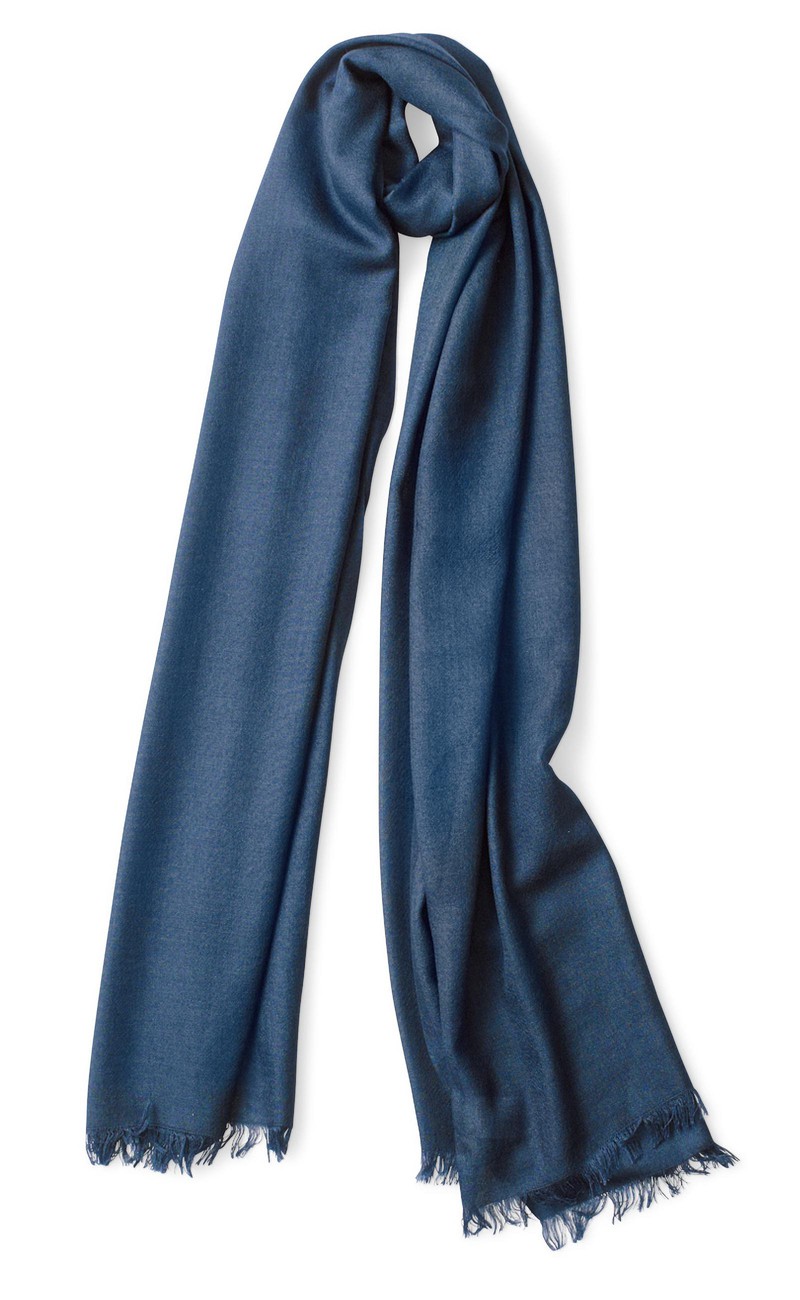 カシミア70×シルク30%。213×82㎝。5万5000円/クルチアーニ(クルチアーニ 東京ミッドタウン店)