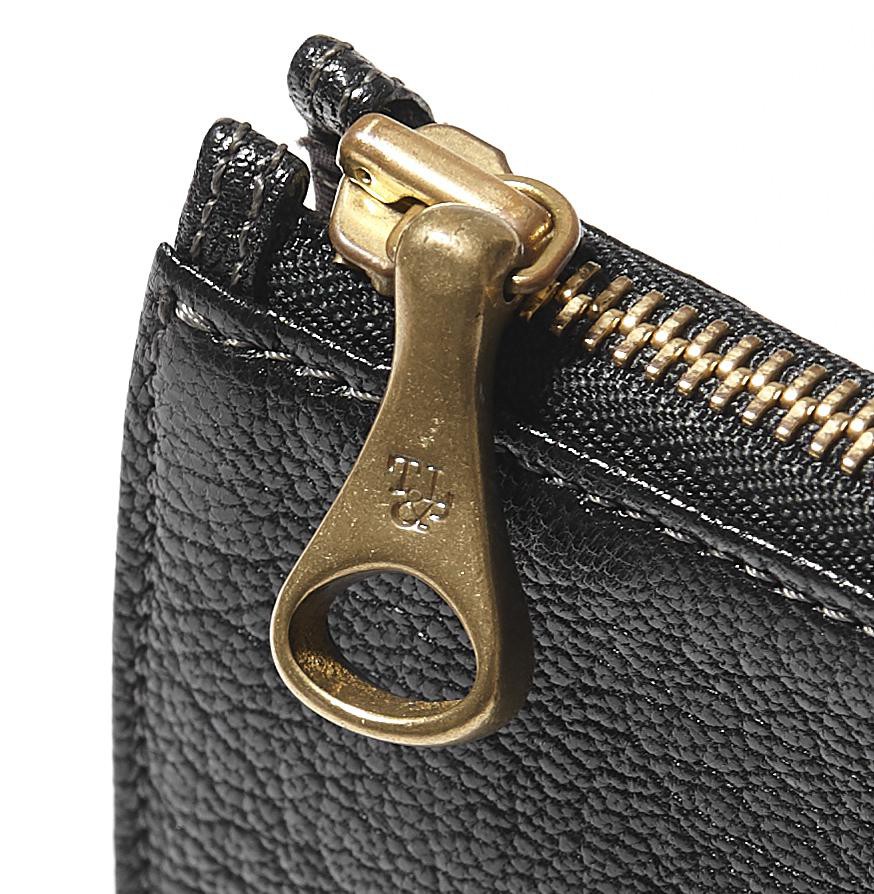 昔ながらの鋳物製法によるオリジナル真鍮金具はこのブランドのアインデンティティ。男らしいアクセントになっているとともに、バッグ全体にどこかレトロなニュアンスを加味します。