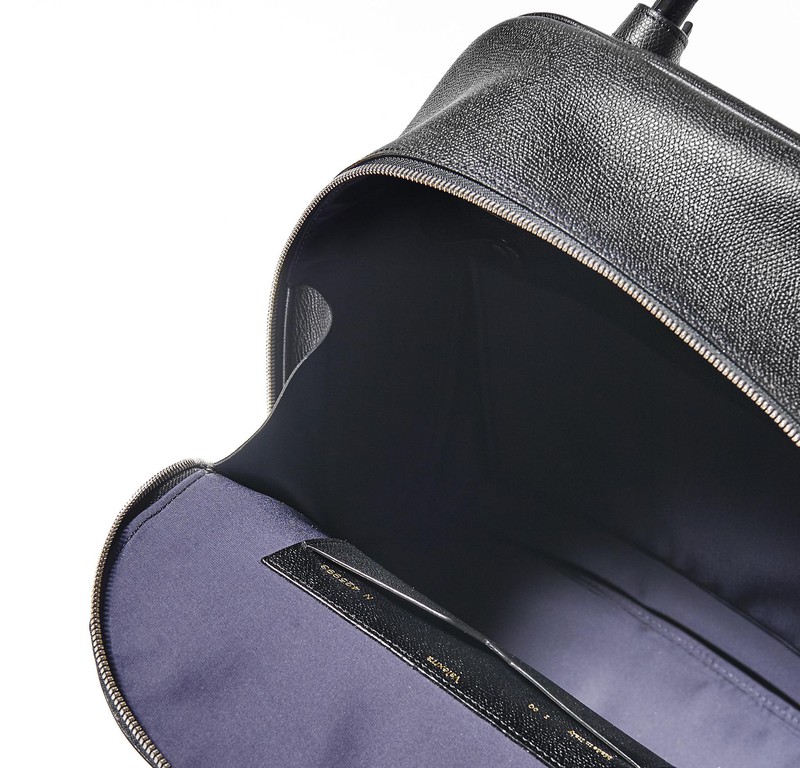 大きく開いて荷物の出し入れがしやすいメイン室。背面側にはPC用スリットも用意しています。
