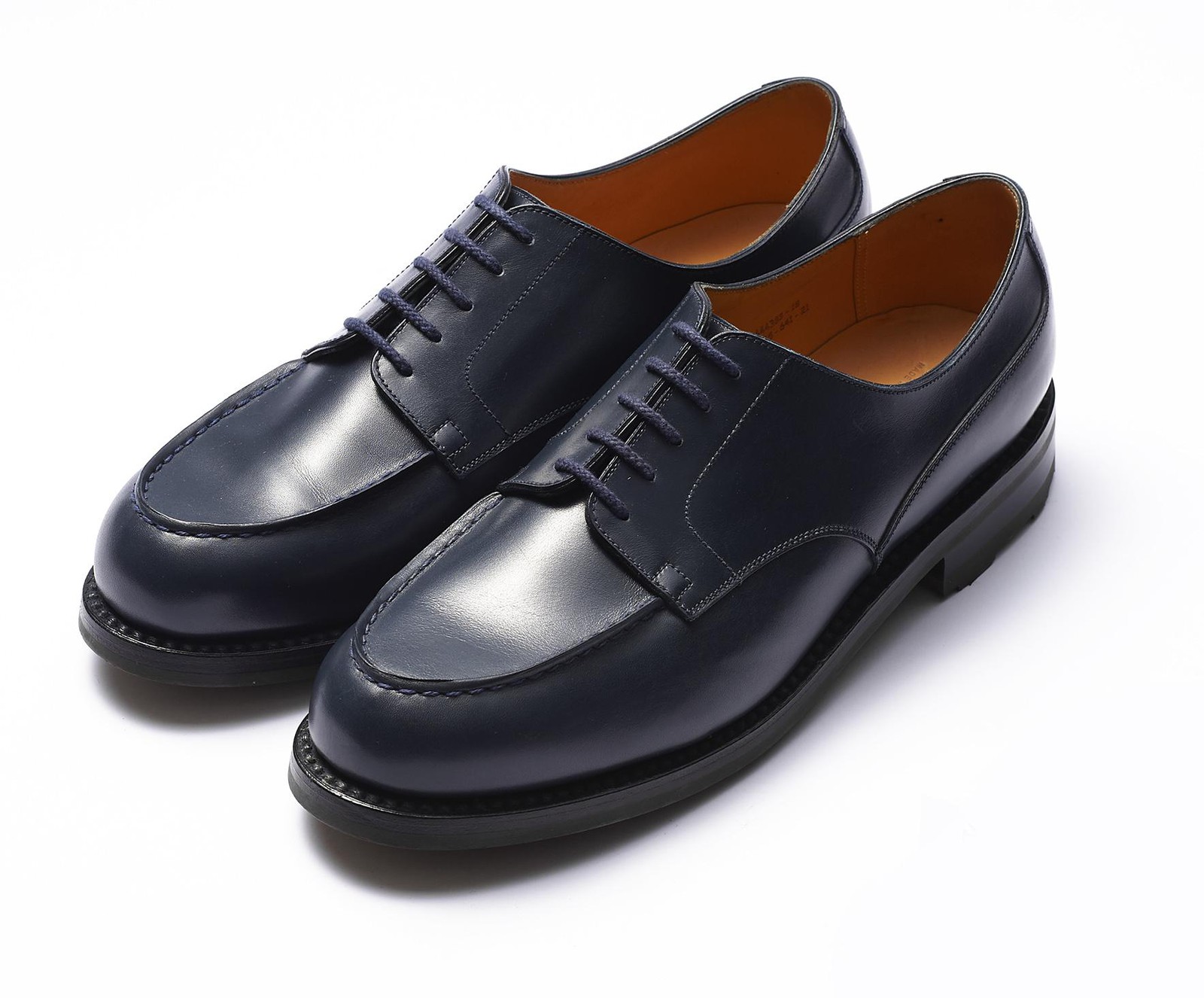 「クラシックライン641」。"ゴルフ"の相性でも知られる名作Ｕチップ靴。1955年に登場したもので、その堅牢さからジャーナリストシューズとも呼ばれています。11万円／ジェイエムウエストン（ジェイエムウエストン 青山店）