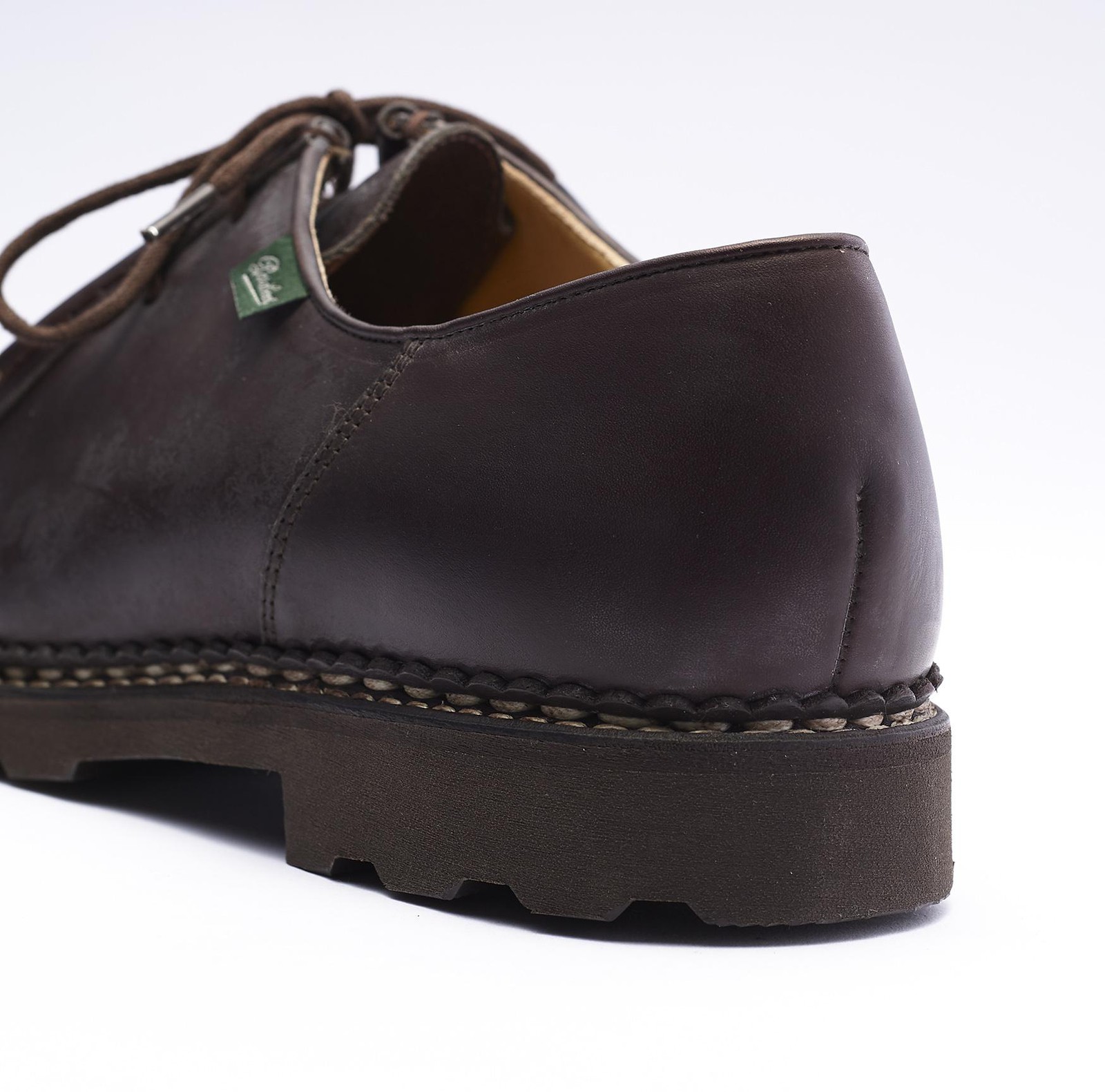 パラブーツはラバーソールを自社で開発できる唯一の革靴メーカーとして有名。ミカエルは内部のハニカム構造で衝撃を吸収する「マルシェⅡソール」を採用。こちらも踵部の厚みは約３㎝。