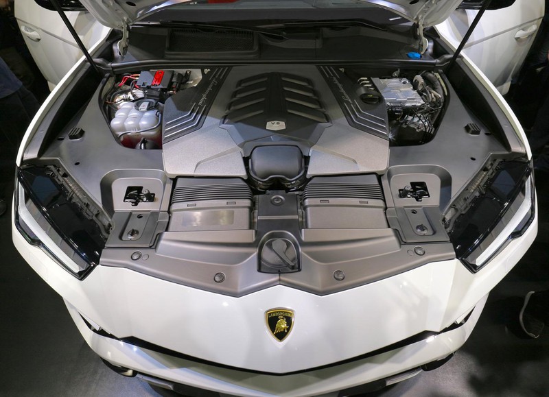最高出力650hp/6,000rpm、最大トルク850Nm/2,250-4,500rpmを発生する4.0リッターV型8気筒ツインターボエンジン