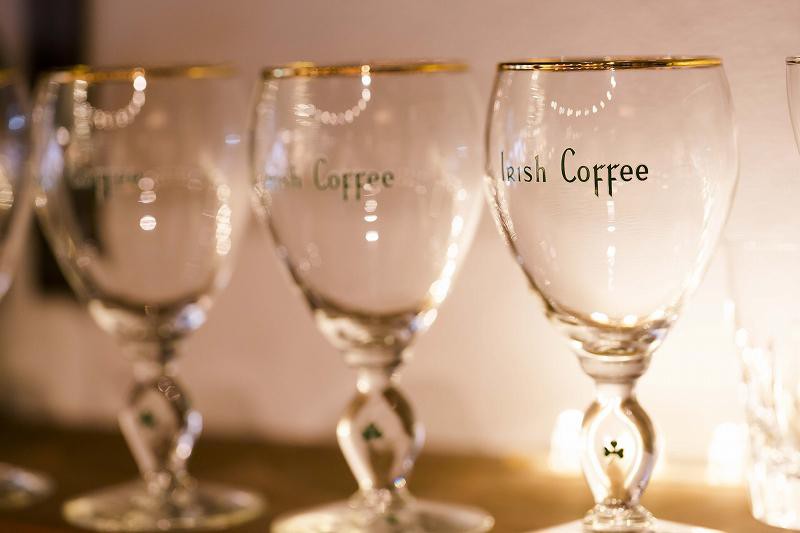 アイリッシュコーヒー専用のグラスがあるほど、アイリッシュコーヒーは世界的にポピュラー。