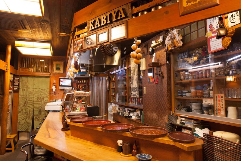茶漬 鹿火矢 店内/古き良き昭和の雰囲気が漂う店内。ひとたび座れば帰りたくなくなってしまうほど、居心地は抜群です。