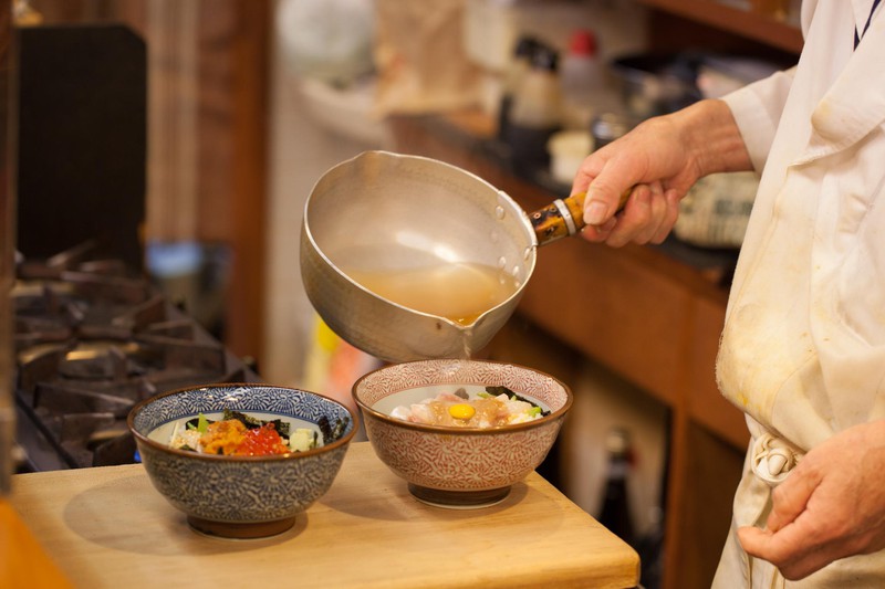 茶漬 鹿火矢 調理/創業者でマスターの吉田さんにレシピを教わったというゴマだれを始め、かれこれ34年もの間昼と夜ともに全メニューの料理を野見さんがひとりで担当しているそう。