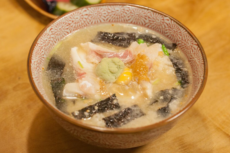 人気の鯛茶漬け(900円)には、手作りのゴマだれとうずらの黄身をオン。刺身でも頂けるほど新鮮な鯛と、風味と甘みをたっぷり含んだゴマだれが絶妙に絡み合い、女性でもぺろり。