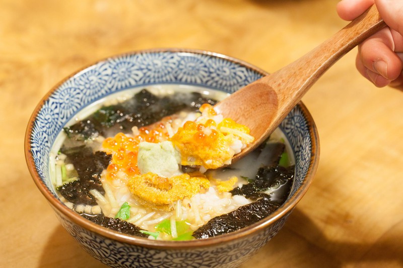 うにといくらのミックス茶漬け(1400円)。弾けるいくらとウニの濃厚な旨味が出汁とともに口いっぱいに広がり、食べる手が止まりません!