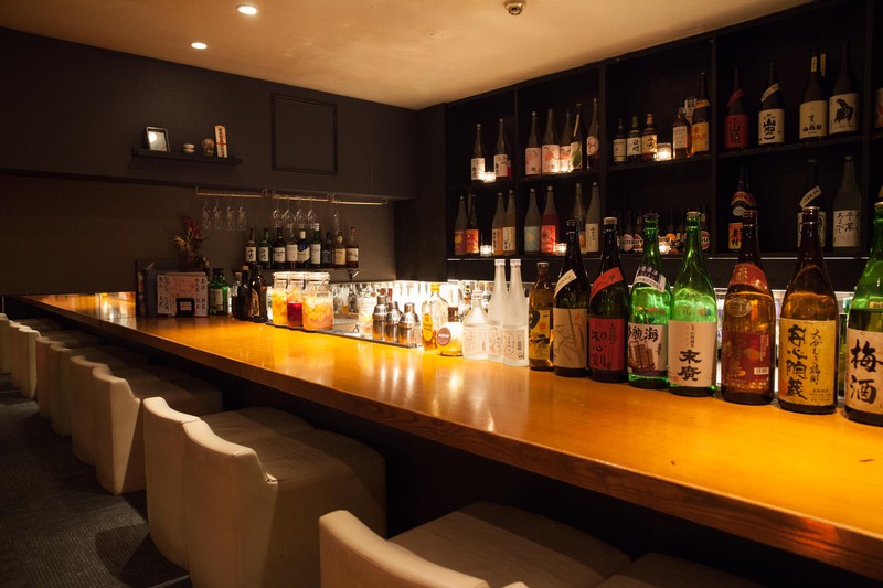 お茶漬けBAR・離れ個室 ZUZU カウンター/ジャズが流れる店内。入ってすぐのカウンターは、カクテルだけでなく盛り上げ上手のバーテンダーの援護射撃も受けられるスペシャルシート。