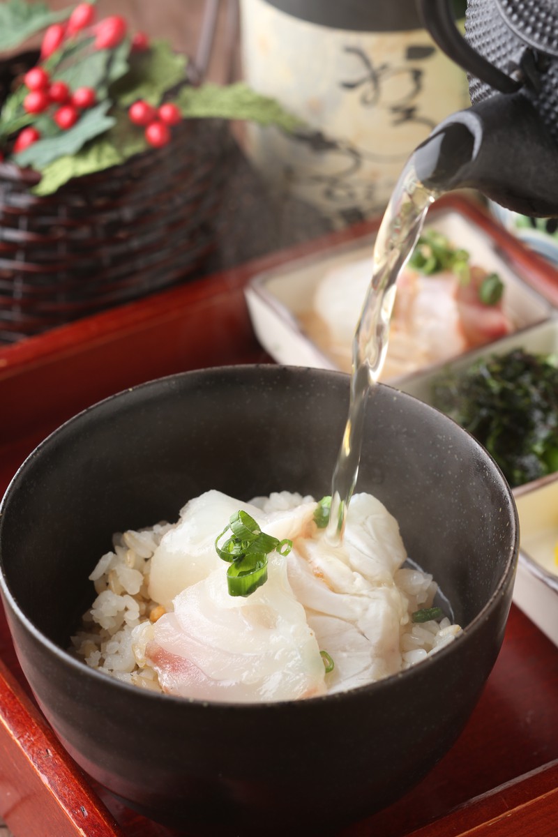 「真鯛の柚子〆 茶漬け」(880円)。産地直送の真鯛を使用した贅沢な逸品。ご飯は玄米。食感が良くなるだけでなく、ヘルシー指向の女性ウケもバッチリ。