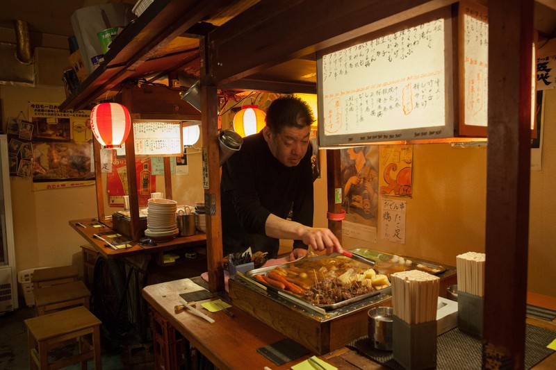 屋台おでん屋 四谷/以前は、吉祥寺で4〜5年間屋台を開いていたという羽根さん。その頃は、椅子代わりのビール箱を見えなくなる距離まで並べてもお客さんが座れなかったそう。