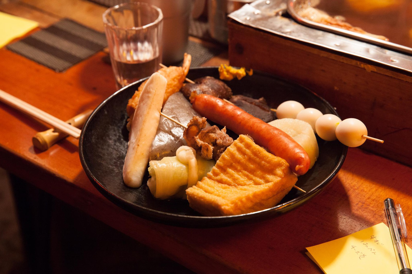 屋台おでん屋 四谷／大きめなおでん種は、食べやすいように手際よく切って出してくれます。カラシをひとさじ付けて堪能くださいませ。