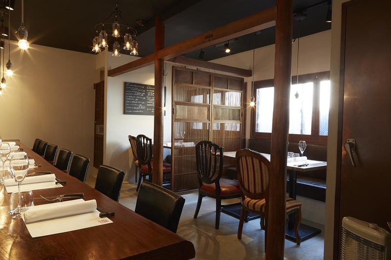 しみいる/古民家をリノベした店内は太い梁や木の窓枠など落ち着く雰囲気。