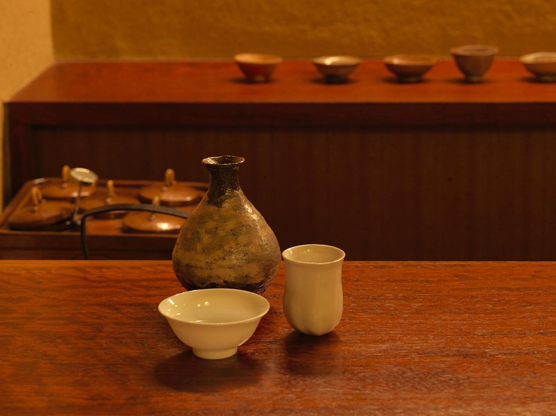 一種の燗酒を口の広い杯と狭い杯で飲み比べると、その香りの立ち方も味の広がり方も変化することに驚く。