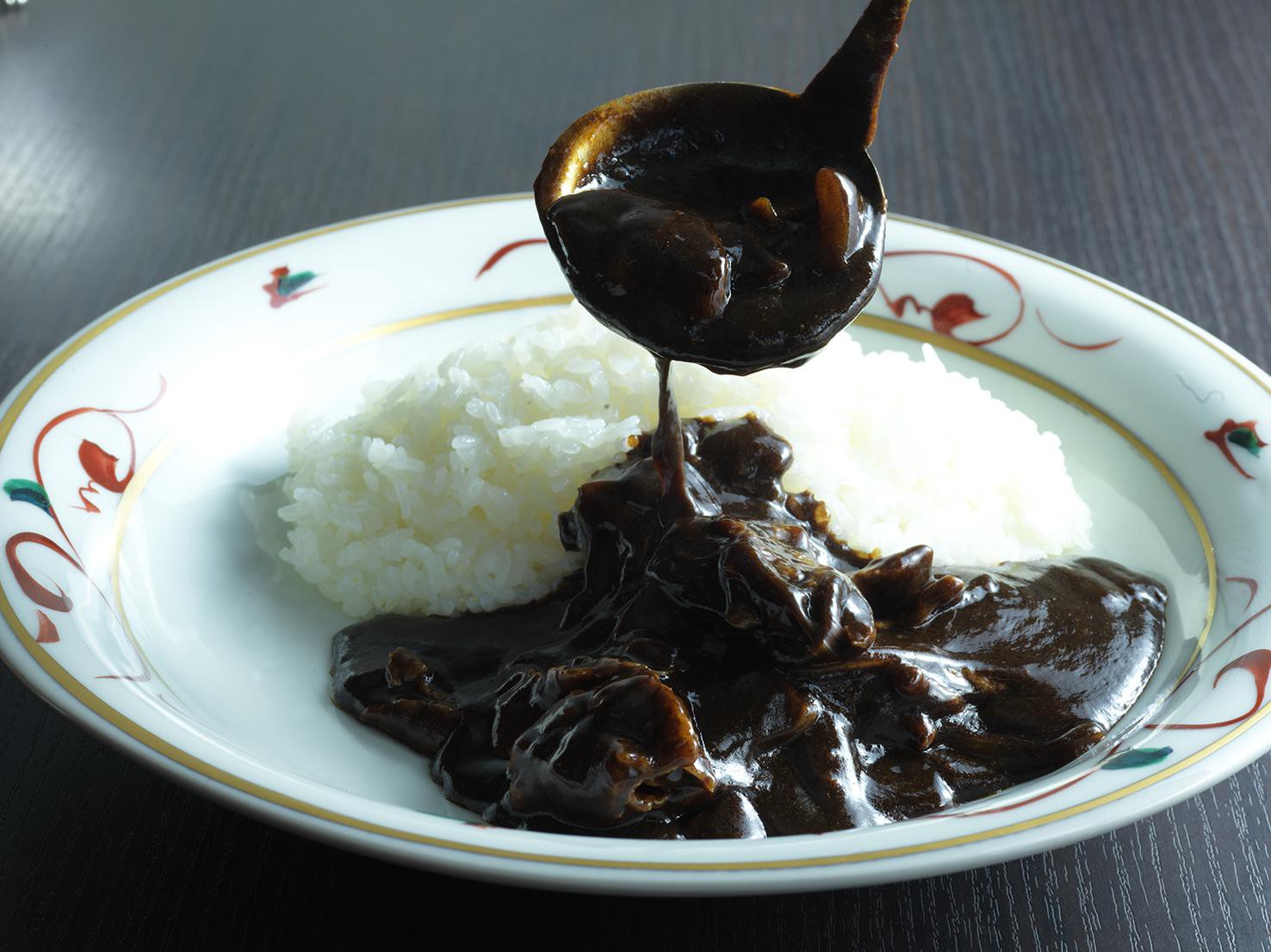 名物ブラックカレー(2600円)は、松坂牛を100%使用。完成までひと月かかるという逸品。