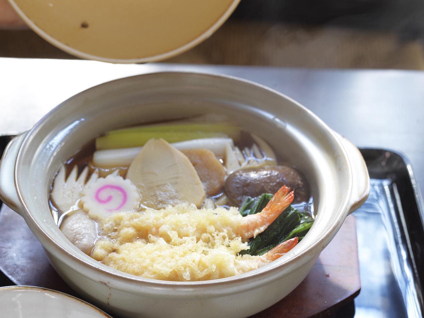 「神田まつや」に鍋焼きうどん（1100円）。お餅入りの寄せ鍋うどん（1300円）もあり。