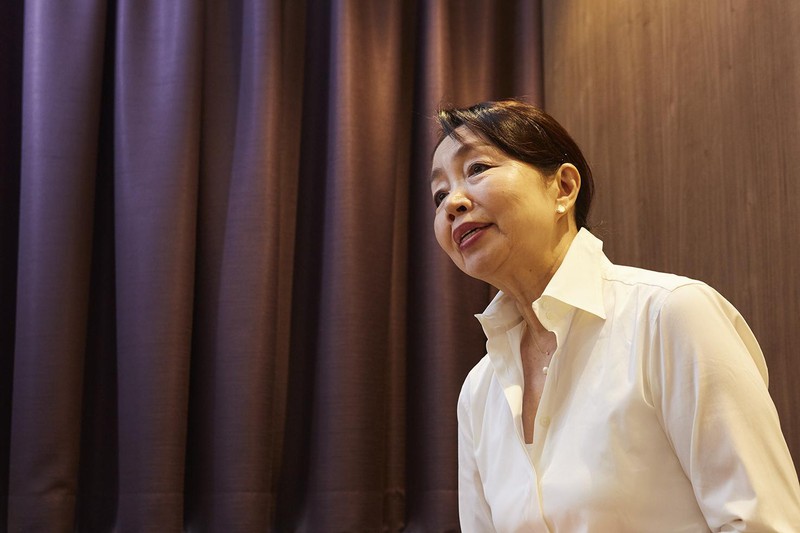高橋光さんは耳を見続け30年以上。「日本でいちばん指名の多い理容師」と村上龍氏に称され、多くの企業経営者や政治家、芸能人などのVIP顧客リストをもつ。