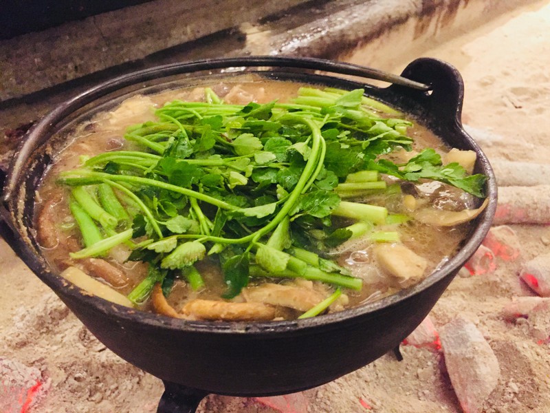 シメは名物にして絶品の、猪もクマも入った「猪熊鍋」。お肉の出しが染み出た秘伝の味噌スープにみずみずしいたっぷりのセリを絡めていただきます