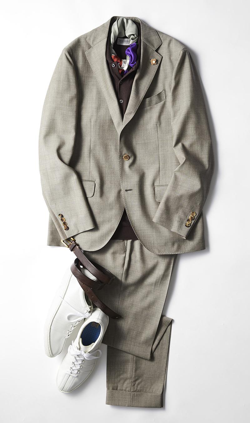 スーツ12万7000円/ラルディーニ(ラルディーニ 東京店)、ポロシャツ2万6000円/ジョン スメドレー(リーミルズ エージェンシー)、ネッカチーフ3万円/スローン、ベルト1万4000円/ダミーコ(バインド ピーアール)