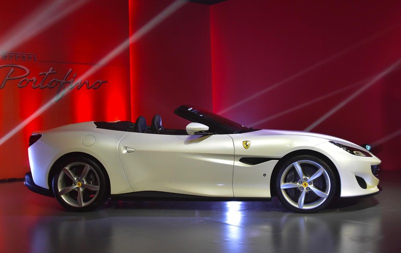 ロングノーズ/ショートデッキのフォルムが美しいサイドビュー