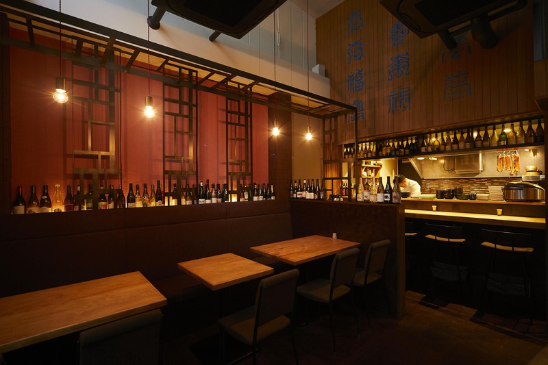 中国菜 SHIN-PEI/2階の床をブチ抜いた店内。ディナータイムには灯りを落として、どこかアンニュイな雰囲気に。