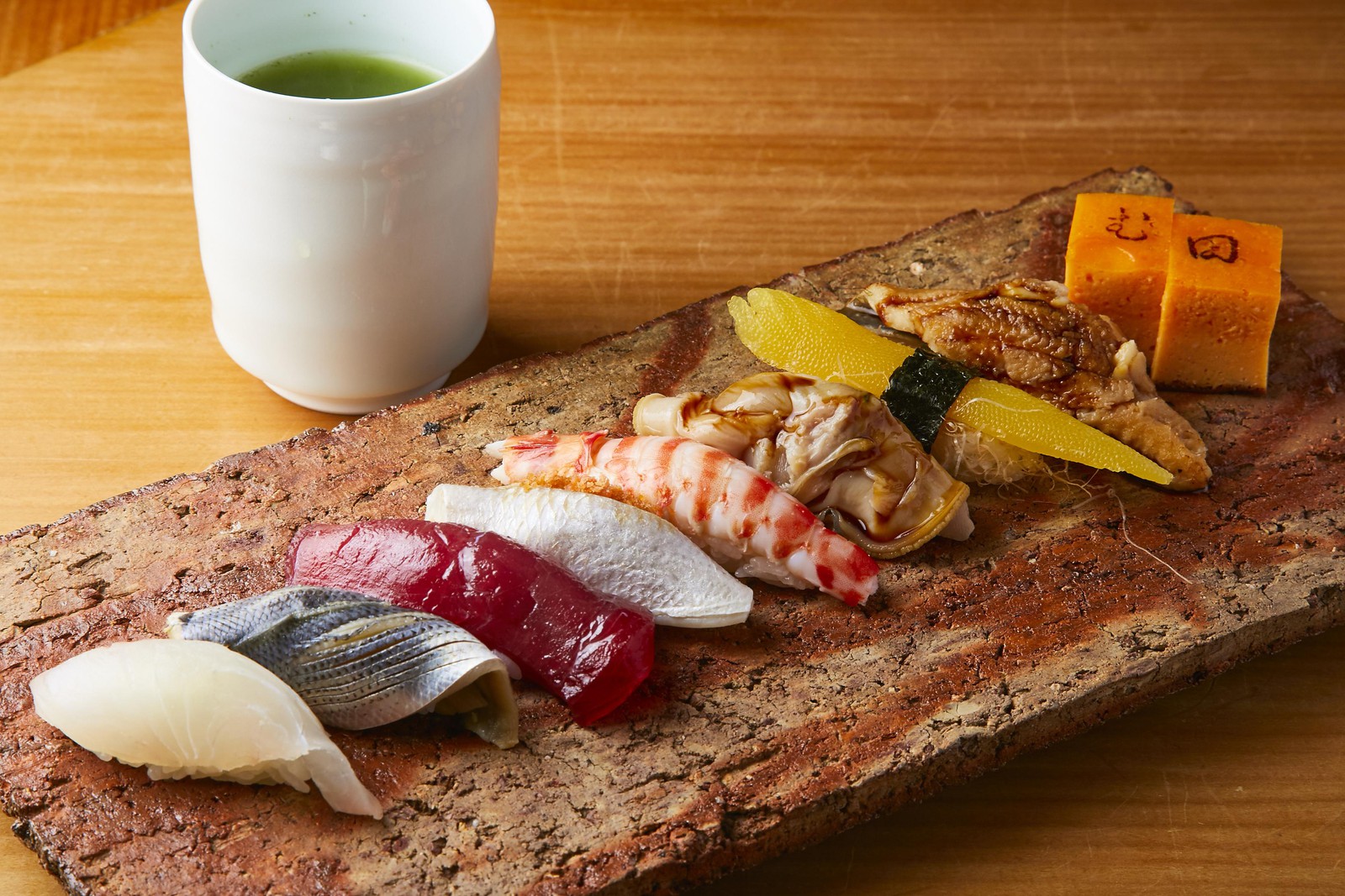 鮨 む田／鯛の昆布締め、光り物のコハダや春子、煮ハマグリに蒸し穴子とクリエイティビティほとばしる江戸前×関西鮨の握り9貫（取材時6000円）。