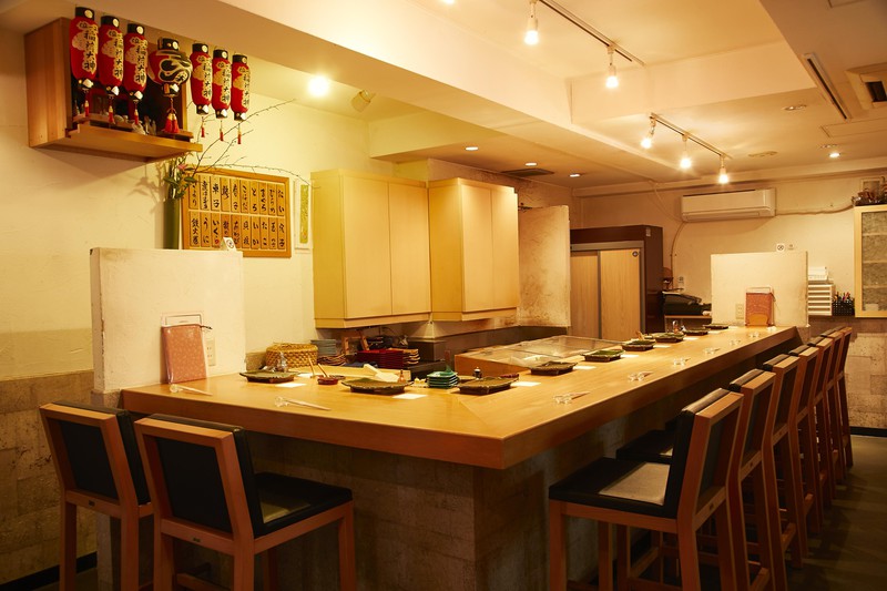 鮨 む田/今年で創業13年目を迎えたとは思えない美しい店内。牟田さんの所作を間近で眺められる入り口付近のカウンターがオススメです。