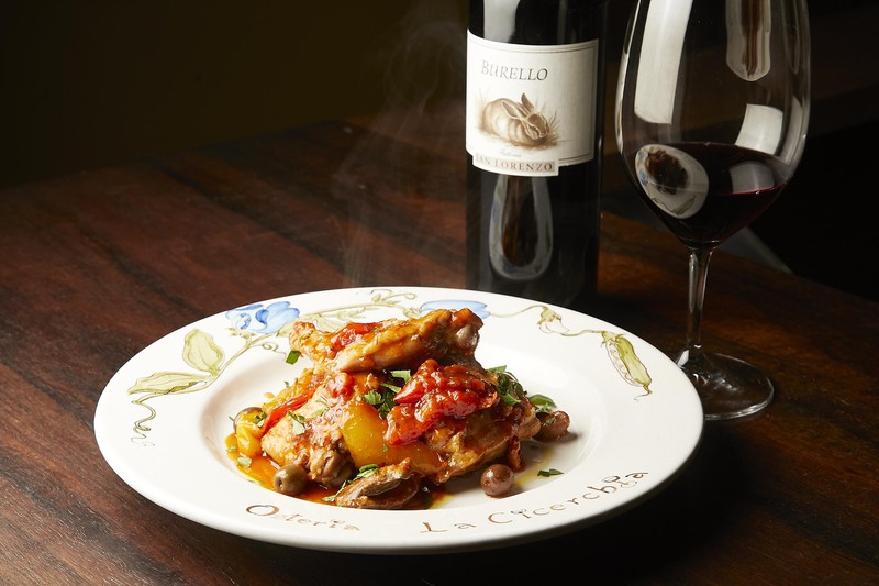 Osteria La Cicerchia(オステリア ラチュルキア)/トマトと一緒に煮込んだウサギのポタッキオ2200円(税込)は程良い酸みが魅力。特に肝が濃厚な味わいで、サン・ロレンツォのブレッロ ロッソ・ピチュール 5000円(税込)が持つタンニンの余韻と相性抜群。