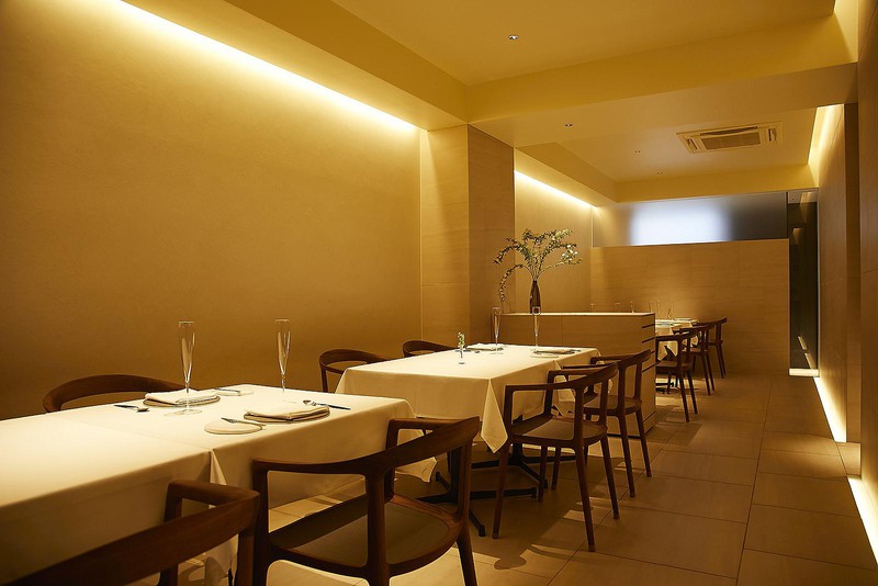 agnel d’or(アニエルドール)/ミニマルな内装が、アート性の高い料理の魅力を一段も二段も引き上げてくれます。