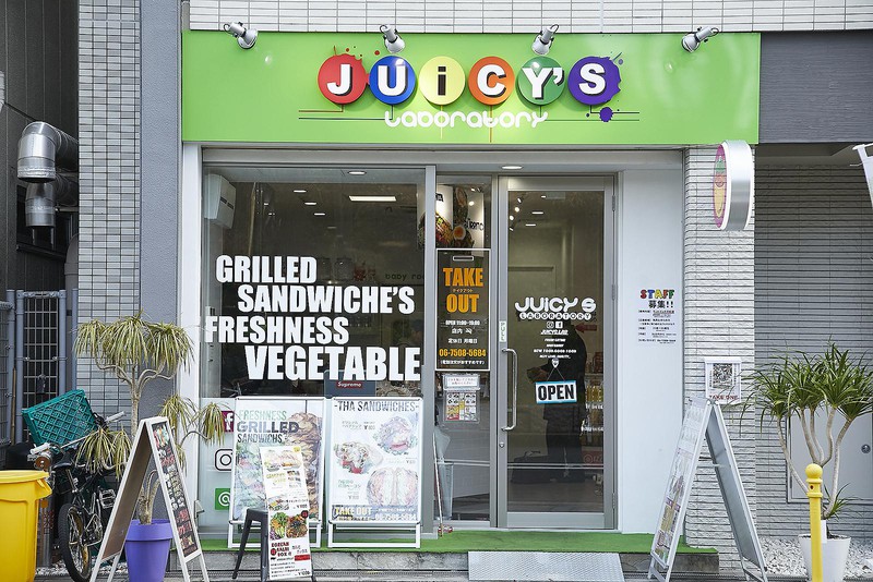 JUICY’S Laboratory(ジューシーズ ラボラトリー)/NYの最新ファストフード店を意識したというハコ。
