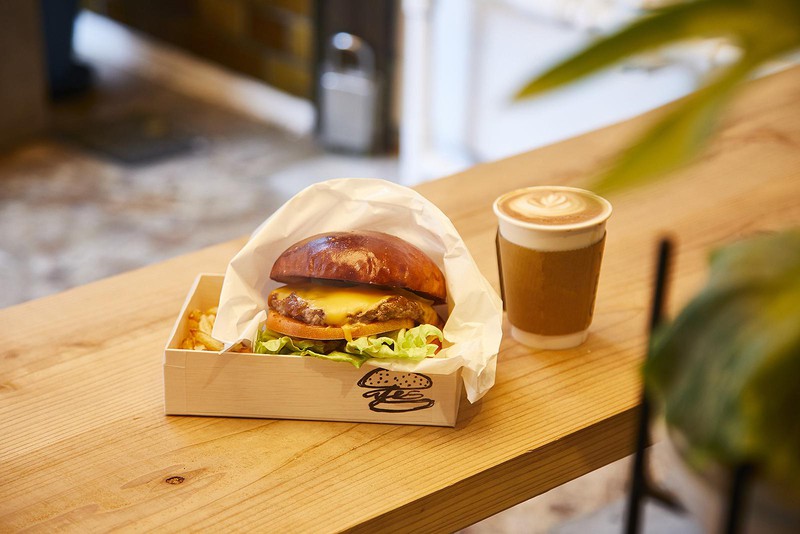 YES BURGER(イエスバーガー)/バンズはこんがりと香ばしく、パティの肉汁をしっかりと受け止めるためジューシーな仕上がりに。トロ~りチーズがフォトジェニックなチェダーチーズバーガー1150円(税込)。