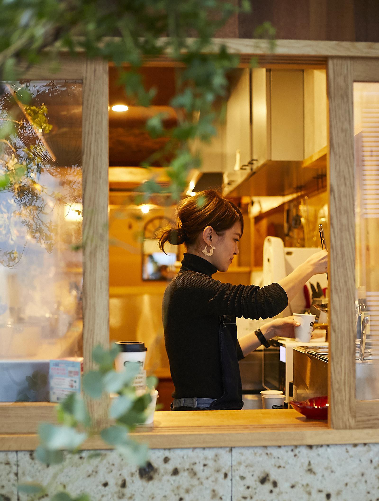 Soupteria（スープテリア）／ナチュラルな雰囲気の店内は、スープの優しい味わいを表しているかのよう。美人オーナーゆえ、つい見とれていると隣の彼女が拗ねますよ（笑）。