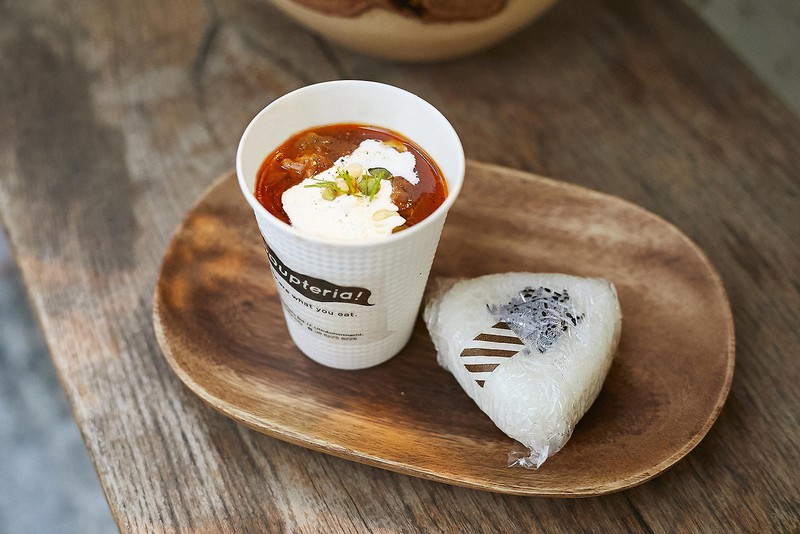 Soupteria(スープテリア)/牛すじのミネストローネ(玄米おにぎり付き)500円は、牛すじをひと晩近くトロトロになるまで煮込んだ本格派。上にのった生クリームが濃厚な甘みを加えます。