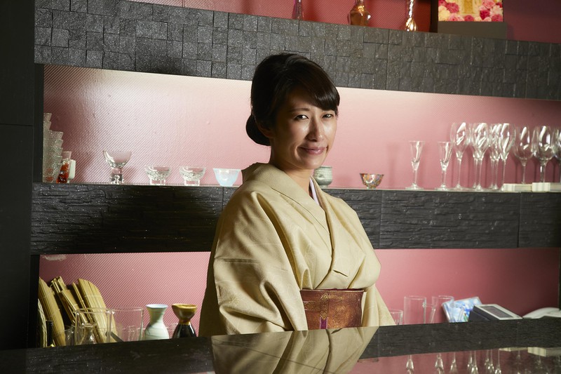 香辛凛/毎日着物で店に立つ着物美人の女将、本田つかささん。