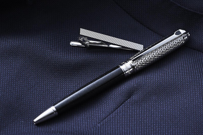 タイバー9000円/フェアファクス(フェアファクスコレクティブ)、ペン8万円/エス・テー・デュポン(エス・テー・デュポン銀座ブティック)