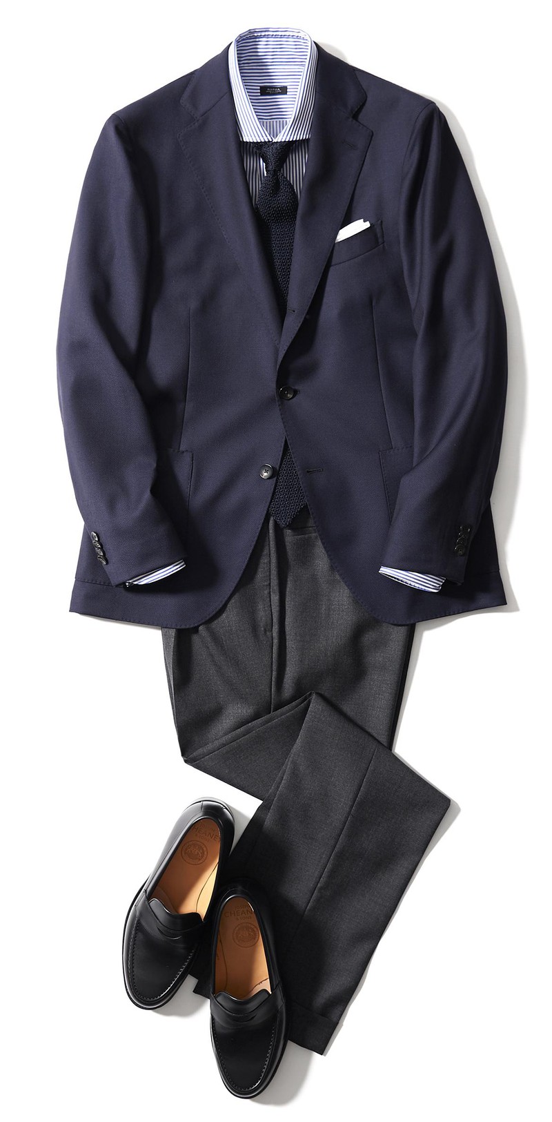 ジャケット9万5000円/ラルディーニ(ストラスブルゴ)、シャツ2万7000円/バルバ(ビームス ハウス 丸の内)、タイ9000円、白チーフ4000円/ともにフェアファクス(フェアファクスコレクティブ)、パンツ4万6000円/ロータ(ザ ソブリンハウス)、靴5万7000円/ジョセフ チーニー(ブリティッシュメイド 銀座店)