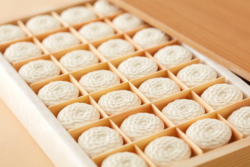 鍵善良房 / 「鍵善」を代表する銘菓。故事「菊慈童」にちなんで菊の形をかたどっています。20個入り900円~