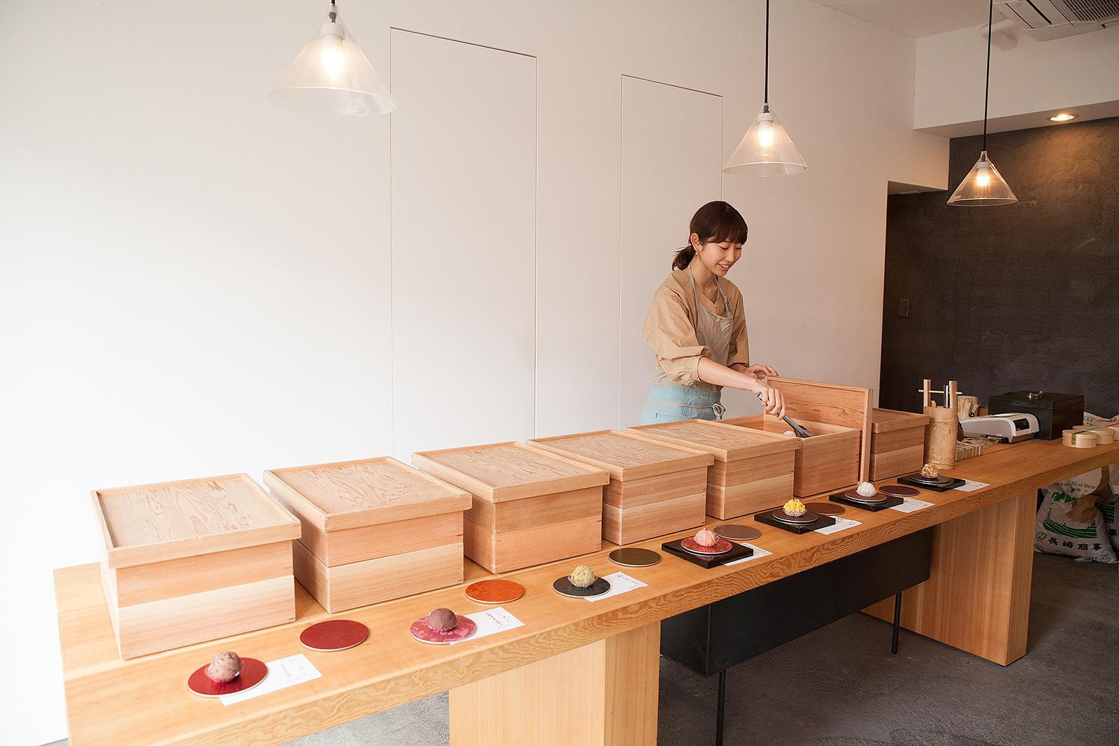 ふらっと立ち寄れる雰囲気のおしゃれな店内。おはぎを主役にしつつも、作る人も買う人も互いに顔を見て気楽にやりとりができるようにデザインしたそう。