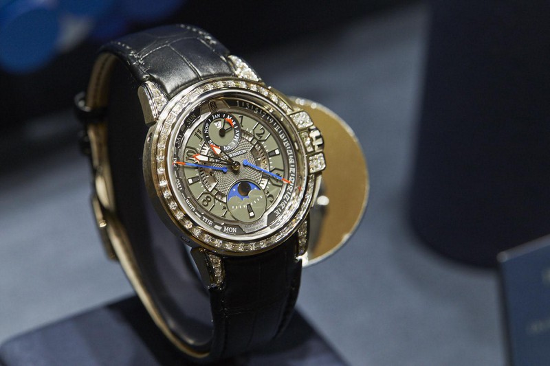 「HW オーシャン・20th アニバーサリー・バイレトログラード パーペチュアルカレンダー オートマティック」自動巻き、18KWGケース(42mm)、アリゲーターストラップ、10気圧防水、世界限定20本。/ハリー・ウィンストン(ハリー・ウィンストン クライアント インフォメーション)