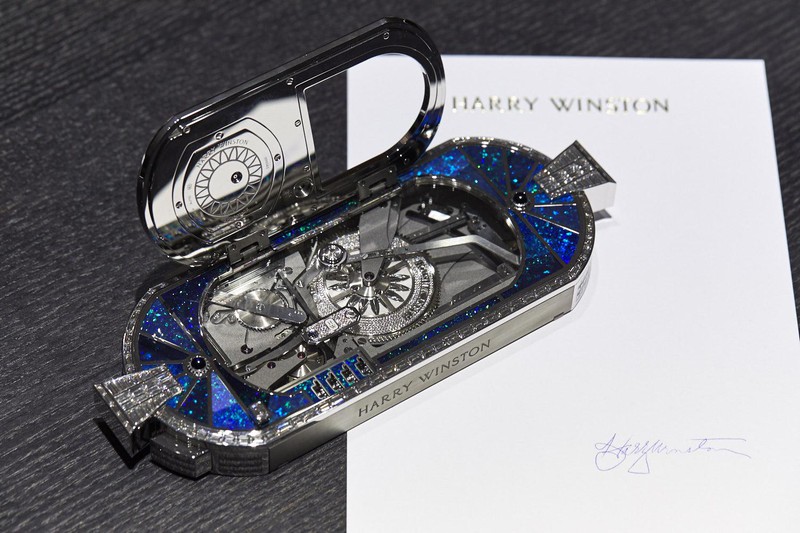 「プレシャス・シグネチャー・バイ・ハリー・ウィンストン」ジャケ・ドロー社製オートマトンムーブメント搭載(時計はクォーツ式)、18KWG&ザリウム™ケース(W187.6×D75.7×H26mm)/ハリー・ウィンストン(ハリー・ウィンストン クライアント インフォメーション)