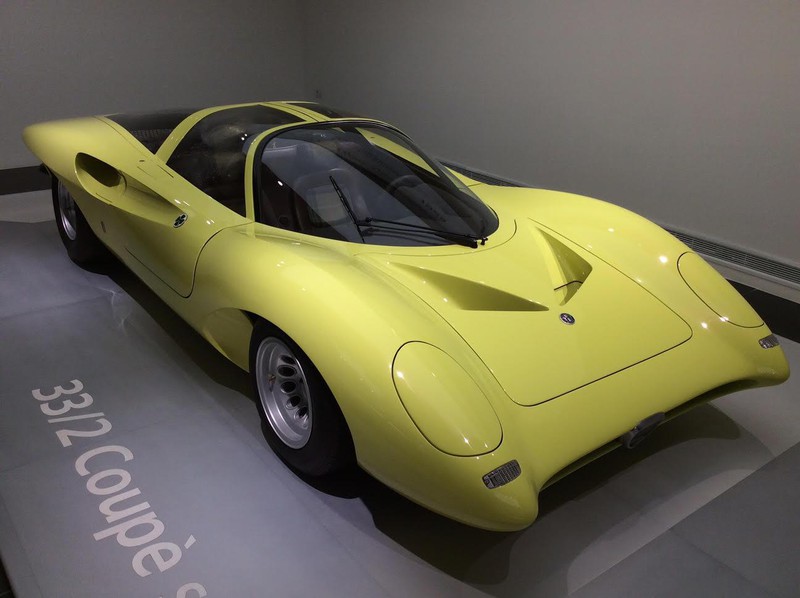 低い流線型のボディがまさにマッハ号を彷彿させる「ティーポ33/2クーペ・スペチアーレ」