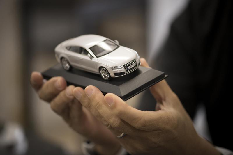 自らデザインした初代A7スポーツバックのミニュチュアカーを手に、カーデザインについて語ってくれた