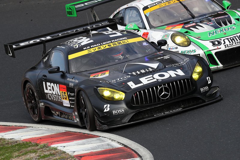 ポルシェVS AMG。スーパーカー同士のそんなシーンもスーパーGT観戦の醍醐味だ。