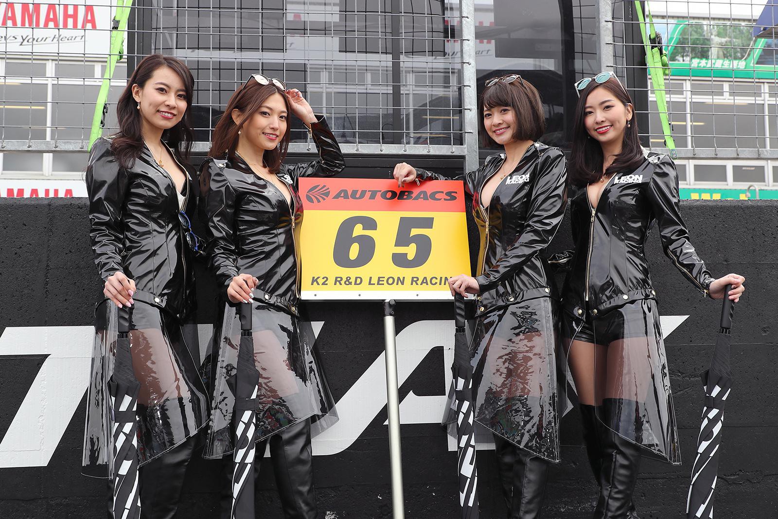 LEONのレースクイーン、通称LEON RACING LADY（左から平野杏梨、市原彩花、柳沼陽菜、南真琴 ）は大人気！　大人セクシーな衣装で注目の的に。