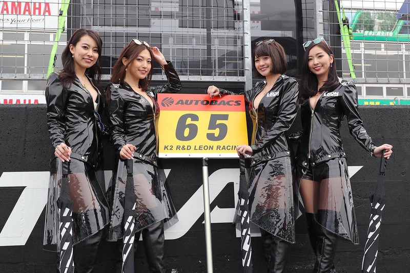 LEONのレースクイーン、通称LEON RACING LADY(左から平野杏梨、市原彩花、柳沼陽菜、南真琴 )は大人気! 大人セクシーな衣装で注目の的に。