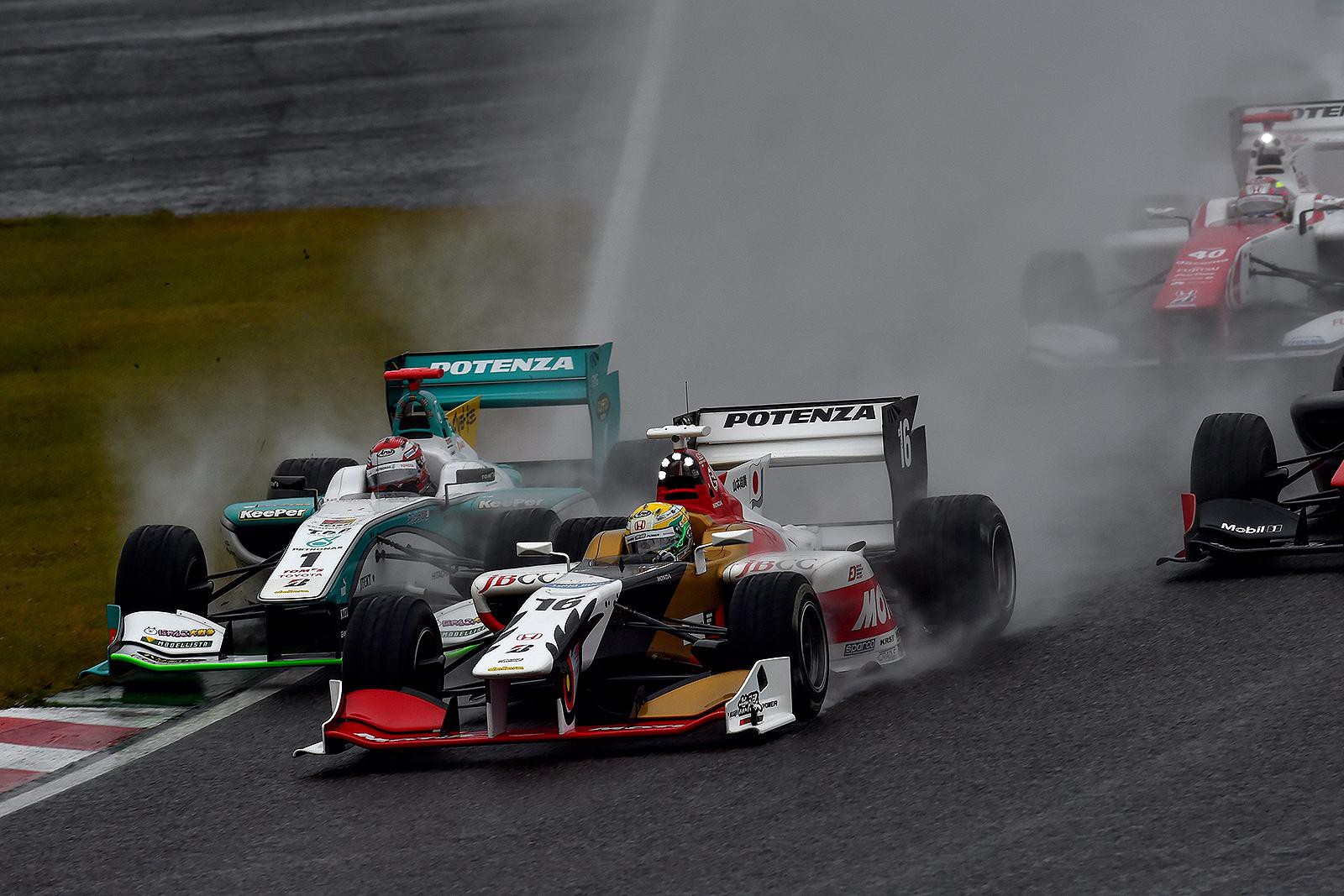 2015年フォーミュラ・ニッポン最終戦、鈴鹿のスタート直後。雨の中、チャンピオン争いをしていた山本尚貴と、中嶋一貴がイン側芝生に踏み込んでギリギリで競り合った。レンズ越しの光景に思わず叫んだほどの駆け引きでした。